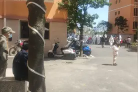 核酸检测任务结束了，大白们要离开了，钦北一小区群众自觉送行视频封面