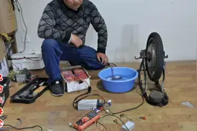 师傅花了三十元买了一个电动车增程器，当场演示增程原理是什么？视频封面