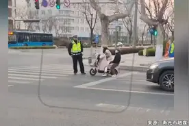 女子骑电动车未戴头盔被交警拦下，欲强行离开激动大喊：你吼我！视频封面