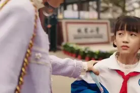 妈妈来接她放学，她竟然要叫她妈妈阿姨。视频封面