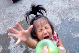 小西踩爆水气球，1-3岁儿童搞笑视频，小孩子爱看的儿童气球视频视频封面