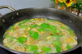 三伏天多喝丝瓜鸡蛋汤，切记别直接放鸡蛋，教你一招，汤白又营养