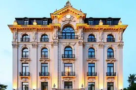 酒店全裸男子遭服务员闯入：反被指责不该待房间？视频封面