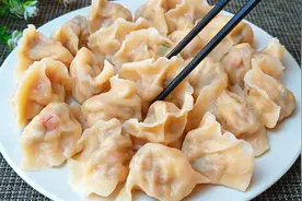 夏天用西红柿包饺子，太好吃了，教你调馅方法，酸甜酥香还不出水视频封面