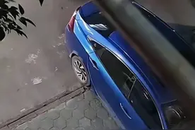 小姐姐上车的姿势真好看视频封面