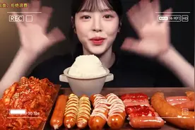 韩国🇰🇷主播～boki，大口吃香肠加泡菜视频封面