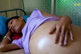 男人怀孕8个月，肚子鼓得比西瓜大！纪录片