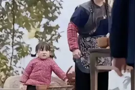 谁上央视敢这么站，这就是老艺术家的从容 #瑶一瑶小肉包