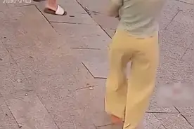 年轻妈妈怀抱孩子外出遛弯，经过斜坡时，重重的摔倒在地上！～视频封面