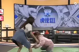 女生摔跤名场面视频封面