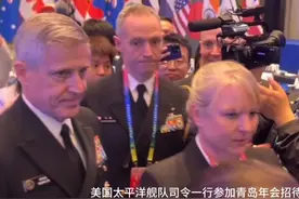 美太平洋舰队司令参加在青岛举行的海军论坛年会招待会！视频封面