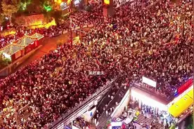 旅游大军己到重庆，夜景，人潮涌动，灯火辉煌，感受山城的魅力视频封面