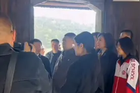 毛新宇携家人先后瞻仰了陈振亚和王尔琢烈士故居！视频封面