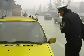 可怕的谭警官，把美女司机给吓哭了 #谭谈交通 #专治不开心 #搞笑视频封面