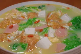 天气转凉了，给家人做个煎蛋白菜豆腐汤，清淡开胃，做法简单！