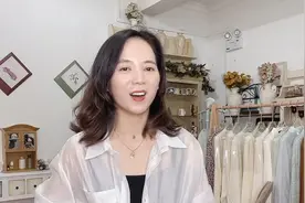 一条简洁的小黑裙搞定多种穿搭，赶快把你的小黑裙找出来吧！