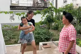 温馨家庭时光，孩子和妈妈的快乐瞬间视频封面