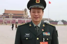 一代人记忆，英雄徐洪刚大校，光荣退休了视频封面