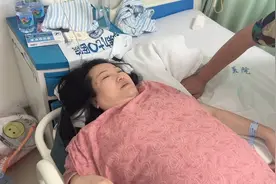 老妈把腿摔断了，要住院做手术，都这样还惦记着外孙，还能开玩笑视频封面