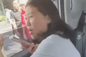 女子喝多吐车上，被司机收300元清洁费撒泼不给，司机直接锁车门视频封面