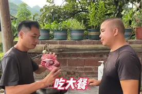 炮哥今天和朋友家聚餐，大家一起吃火锅，开开心心吃饭真过瘾