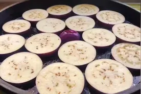 茄子放进电饼铛烙一烙，教你营养又下饭的懒人做法，天天吃都不腻视频封面