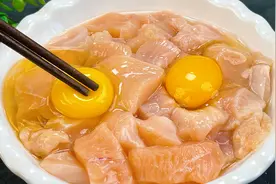 鸡胸肉切丁淋2个鸡蛋，教你神仙吃法，我家1周吃5次，简单解馋