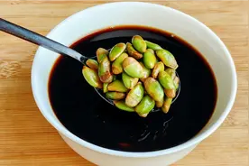 黄皮果核用陈醋泡3天，老一辈的做法