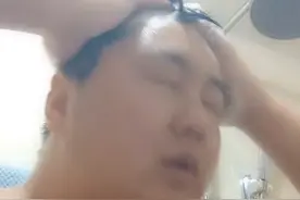 玩真心话大冒险的时候尽量选择真心话，又不会有什么令人尴尬问题