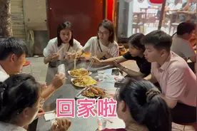 年轻人难得聚一块，吃完烧烤去唱歌，妹妹第一次去KTV竟然睡着了视频封面