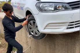 模拟汽车行驶中车轮掉下路坎，轮子悬空，老司机教你如何快速自救视频封面