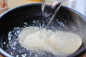 剩下的饺子皮别老是放冰箱，像我这样放水里泡一泡，全家都爱吃视频封面