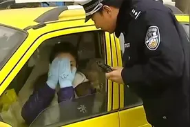 可怕又幽默的谭警官。把美女司机给吓哭了#谭谈交通#搞笑视频封面