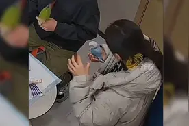 宠物鹦鹉便血就医，居然当场下了个蛋。主人：你不是公的吗？？？视频封面