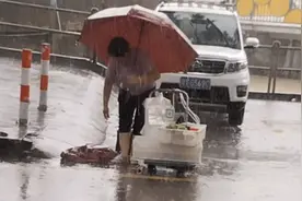 雨越下越大，怎么不停？为了生活，再大的雨，不算啥？