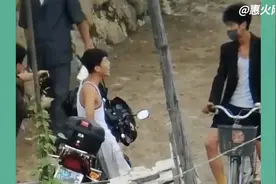 朝鲜小伙炫耀新买摩托车以及村长媳妇儿逛街！网友：羡慕朝鲜生活视频封面