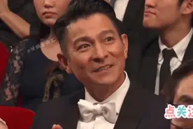 这个英国人从小在北京长大的吧？字音纯正，嗓音甜美，真好。视频封面