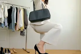 韩国美女教你时尚高跟职场穿搭，橱窗小黄车里有惊喜哦！