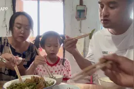 馨阳妈:妈妈用大锅做的豆角炖土豆，家的味道!太香了!