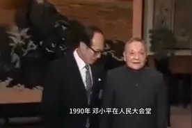 90年邓小平会见李嘉诚，香港回归后自己要去看看视频封面