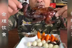 吃肉不吐骨头的狠人东北辣椒哥。看看得了，不建议模仿。视频封面