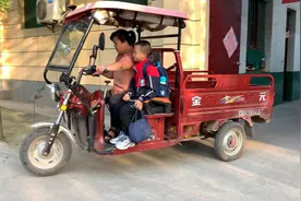 开学了，会会开三轮车送儿子去上学，一路上欢声笑语好开心！视频封面