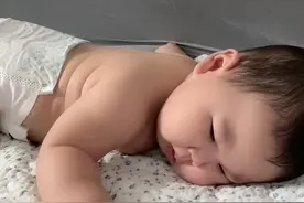 六个月宝宝睡醒全过程，迷迷糊糊被强制开机，太可爱了！视频封面