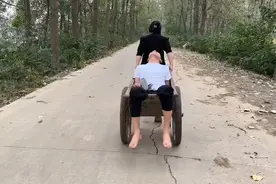 老公喝醉酒睡路边，媳妇气的用推车推回家，到家后怎么让瞬间醒酒