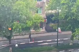 妈妈“无意间”拍到爸爸和女儿，放学路上日常“舞起来”视频封面