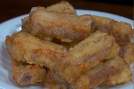 炸排骨不知道是放面粉还是淀粉。今天分享详细做法，出锅外酥里嫩