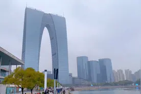 苏州东方之门随拍，被称为大裤衩楼，苏州地标性建筑视频封面