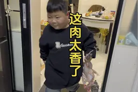 熊孩子闹着要吃肉，非让外婆做大盘鸡吃，结果外婆做了个大锅炖鸡