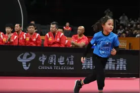 邱贻可女儿撞到王楚钦，紧急刹车，陪孙颖莎离场，被韩国人盯着看