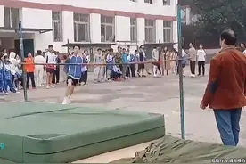 哈哈哈笑不活了，班主任：是时候启动最后一排了 #搞笑 #社死现场视频封面